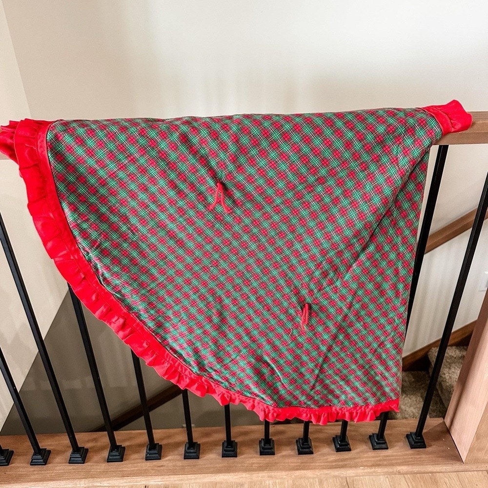 VTG Round Christmas Tree Skirt Large Red Green Plaid Ruffle 55" Cottagecore 90's